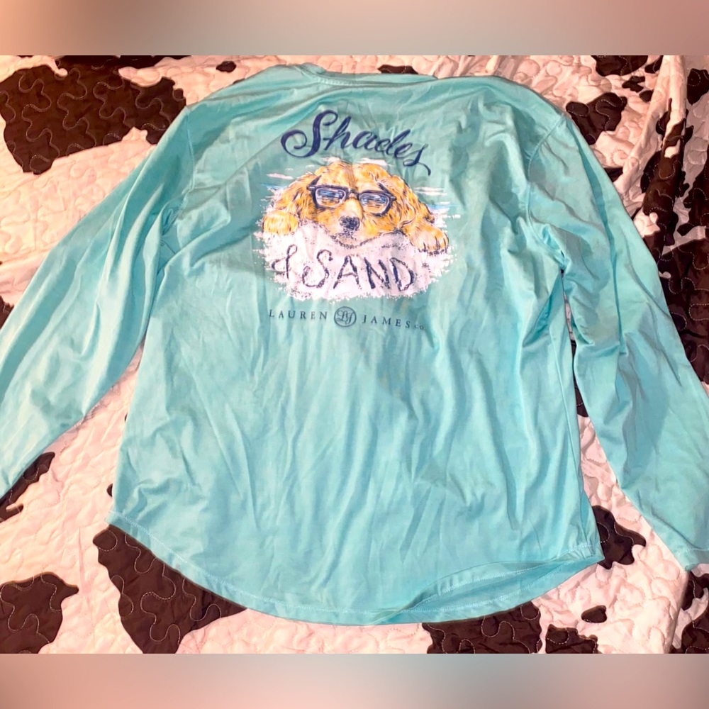 Im selling this shirt because I have way to many of these shirts!